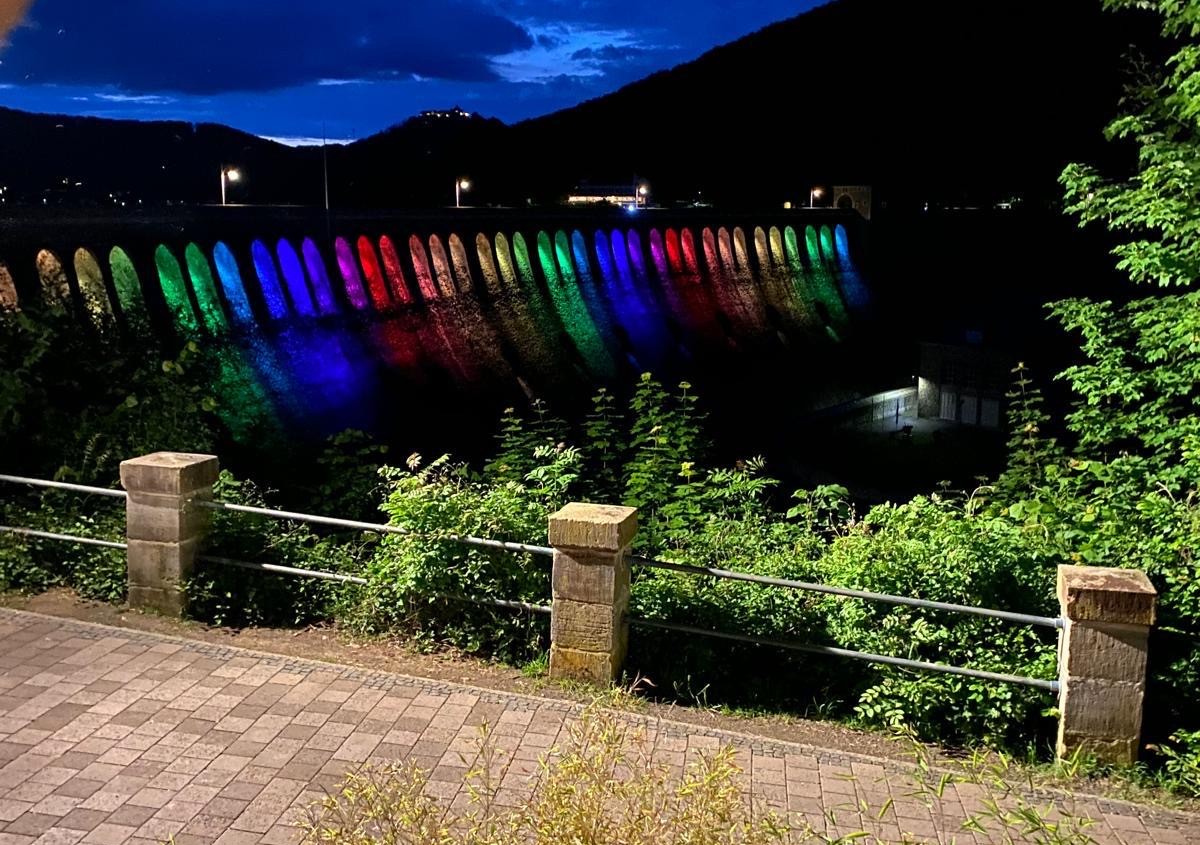 Sperrmauerüberlauf am Edersee in bunt